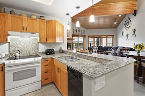 Condo, 2 quartos | Cozinha privada | Geladeira, fogão, cafeteira/chaleira, torradeira