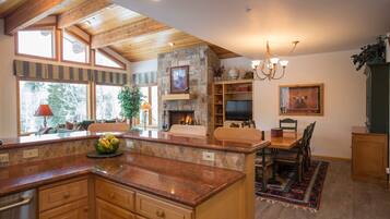 Condo, 3 Bedrooms | Interior