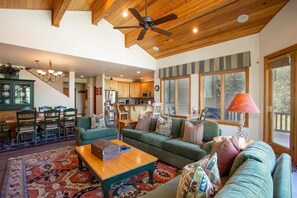 Condo, 3 Bedrooms | Living area