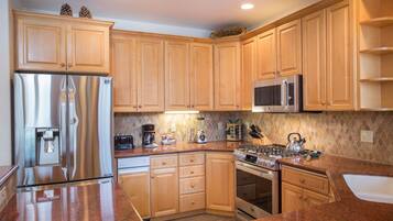 Condo, 3 quartos | Cozinha privada | Geladeira, fogão, cafeteira/chaleira, torradeira