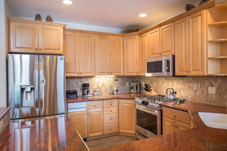 Condo, 3 Bedrooms | Private kitchen