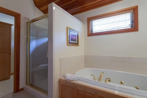 Condo, 3 quartos | Banheiro | Toalhas de banho, shampoo