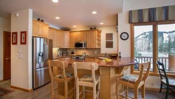 Condo, 3 Bedrooms | Private kitchen