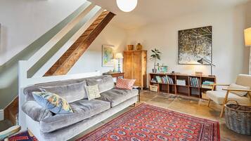 House | 2 bedrooms, desk