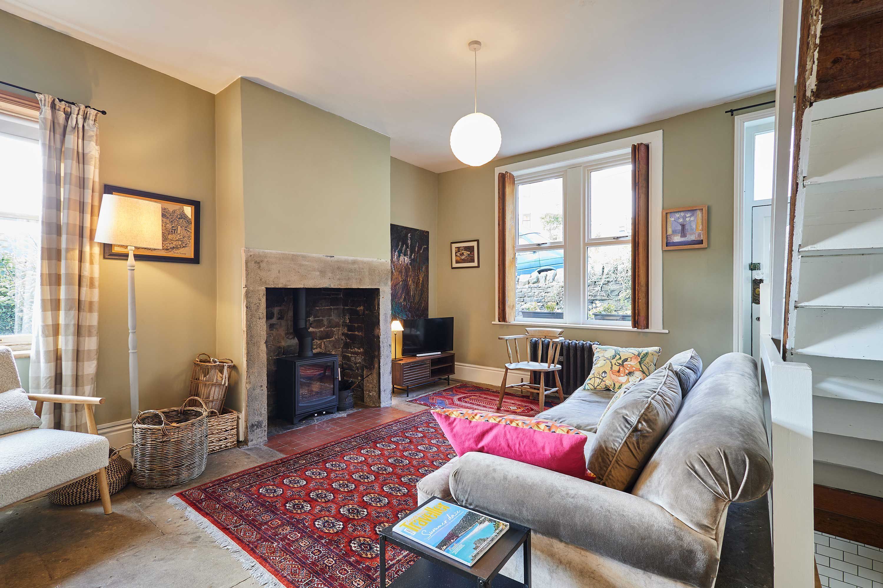 House | 2 bedrooms, desk