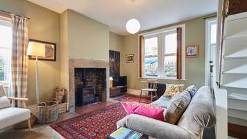 House | 2 bedrooms, desk