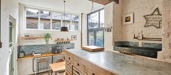 Host Stay The Artist s House