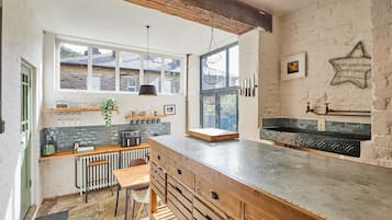 House | 2 bedrooms, desk