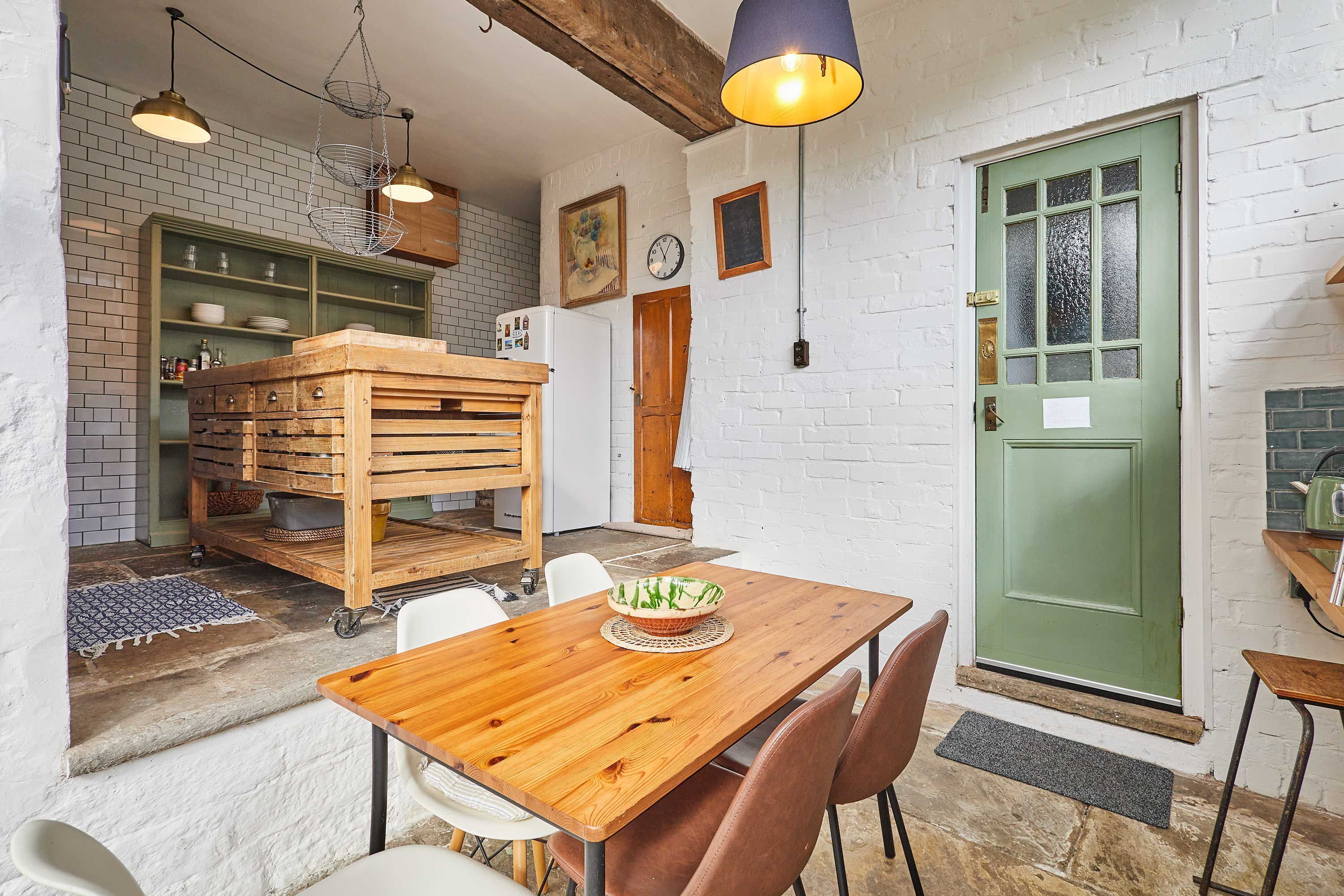 House | 2 bedrooms, desk