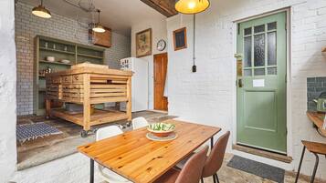 House | 2 bedrooms, desk