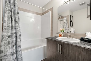 House - Lion s Den - 3bed - 5guest - 2 Smarttv - Hospital (Calgary)