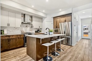 House - Herron Street NEW Luxury Retreat 6 Beds A11y (Calgary)