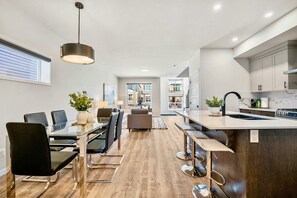 House - Herron Street NEW Luxury Retreat 6 Beds A11y (Calgary)
