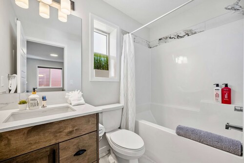 Herron Street NEW Luxury Retreat 6 Beds A11y