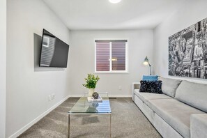 House - Herron Street NEW Luxury Retreat 6 Beds A11y (Calgary)