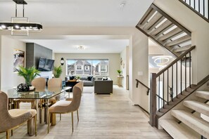 House | 5 bedrooms, Internet - Golden Retreat - Games Movie Room - 8BD - 5bath (Calgary)