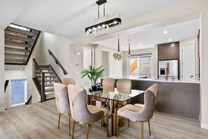 House | 5 bedrooms, Internet - Golden Retreat - Games Movie Room - 8BD - 5bath (Calgary)