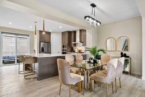 House | 5 bedrooms, Internet - Golden Retreat - Games Movie Room - 8BD - 5bath (Calgary)