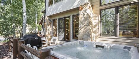 Condo, 4 habitaciones | Tina de hidromasaje al aire libre