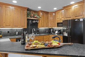 Condo, 4 Bedrooms | Private kitchen