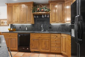 Condo, 4 Bedrooms | Private kitchen