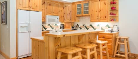 Condo, 3 quartos | Cozinha privada | Geladeira, fogão, cafeteira/chaleira, torradeira