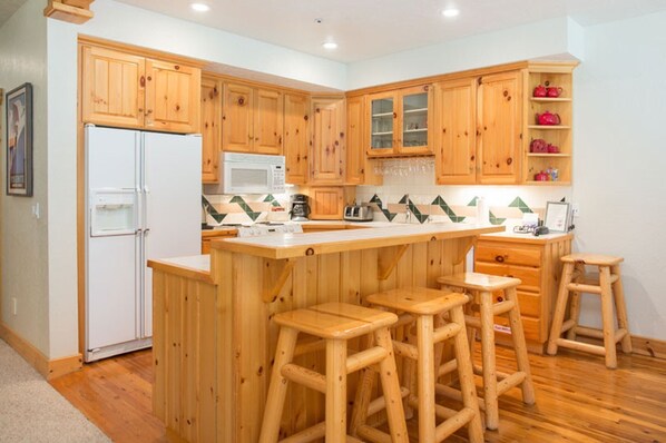 Condo, 3 chambres | Cuisine privée | Réfrigérateur, un four, cafetière-théière, grille-pain