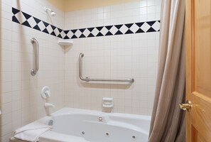 Condo, 3 Bedrooms | Bathroom | Towels, shampoo