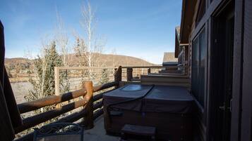 Condo, 2 Bedrooms | Tab spa terbuka