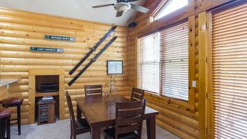 Condo, 2 Bedrooms | Tempat makan