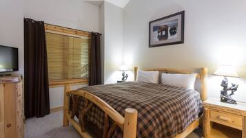 Condo, 2 Bedrooms | 2 bilik tidur, seterika/papan seterika, Wi-fi percuma