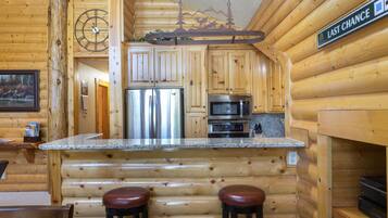 Condo, 2 Bedrooms | Dapur peribadi | Peti sejuk, ketuhar, pembancuh kopi/teh, pembakar roti