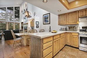 Condo, 3 habitaciones | Cocina privada | Refrigerador, horno, cafetera y tetera y tostadora 