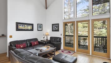 Leilighet, 3 soverom | Oppholdsområde | Smart-TV