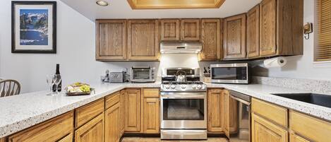 Condo, 3 Bedrooms | Private kitchen | Fridge, oven, coffee/tea maker, toaster