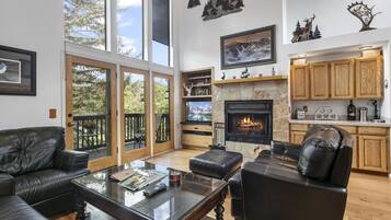 Leilighet, 3 soverom | Oppholdsområde | Smart-TV