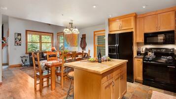 Refrigerador, horno, cafetera/tetera, tostadora