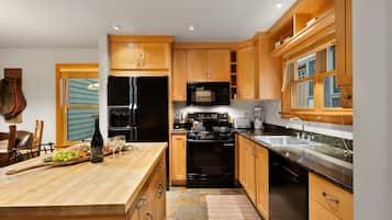 Refrigerador, horno, cafetera/tetera, tostadora