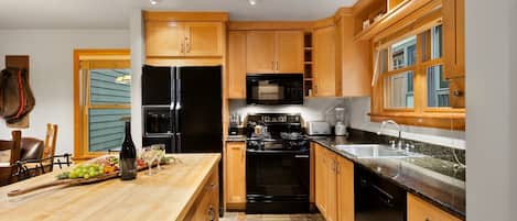 Condo, 2 Bedrooms | Private kitchen | Fridge, oven, coffee/tea maker, toaster