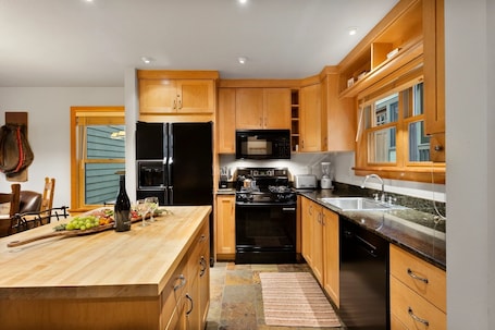 Condo, 2 Bedrooms | Private kitchen | Fridge, oven, coffee/tea maker, toaster