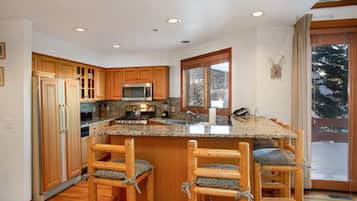 Condo, 3 quartos | Cozinha privada | Geladeira, fogão, cafeteira/chaleira, torradeira