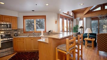 Condo, 3 Bedrooms | Private kitchen | Fridge, oven, coffee/tea maker, toaster