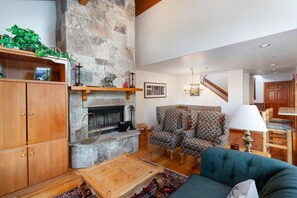 Condo, 3 Bedrooms | Living area