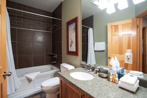 Condo, 1 Bedroom | Bathroom | Towels, shampoo