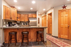 Appart'hôtel, 1 chambre | Cuisine privée | Réfrigérateur, four, cafetière/bouilloire, grille-pain