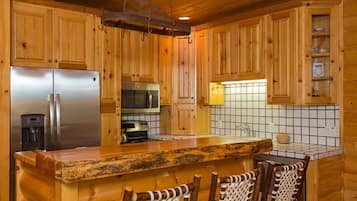 Refrigerador, horno, cafetera/tetera, tostadora