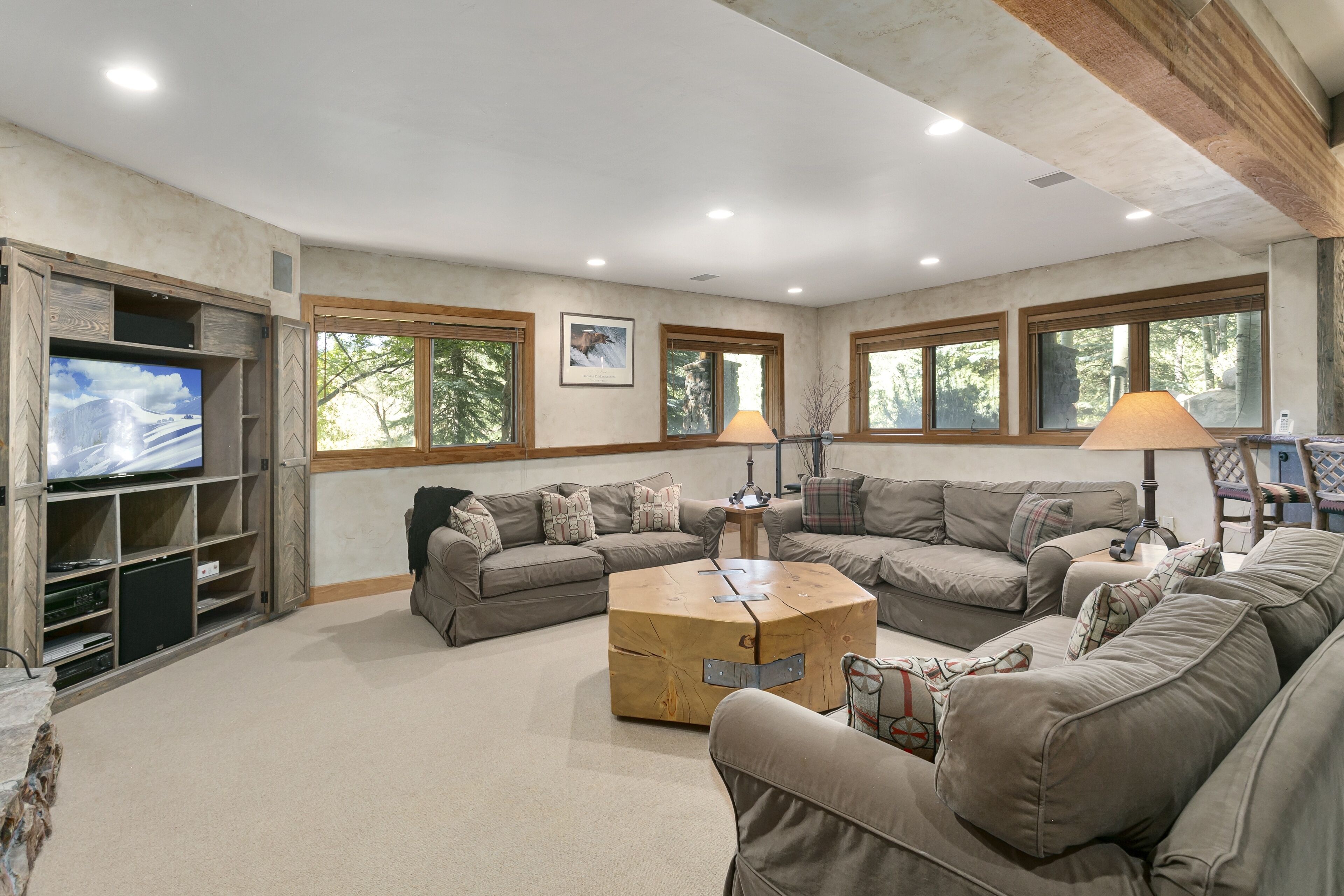 Appartement, 4 slaapkamers | Woonruimte | Een smart-tv