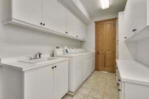 Condo, 4 Bedrooms | Interior