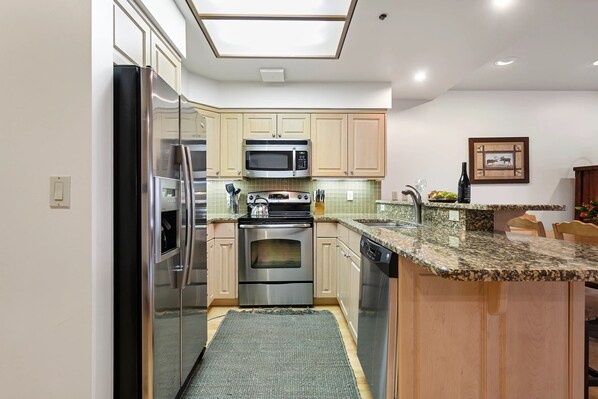 Condo, 1 Bedroom | Private kitchen | Oven, coffee/tea maker, toaster