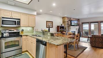 Condo, 1 Bedroom | Private kitchen | Oven, coffee/tea maker, toaster